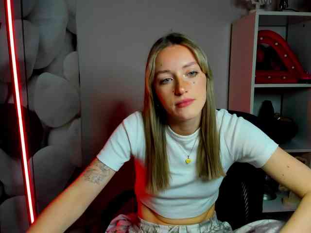 EvelynBlond26 webcam