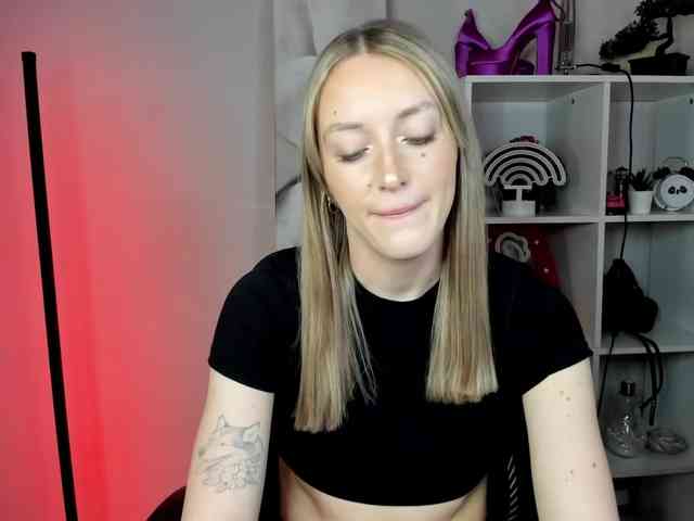 EvelynBlond26 webcam