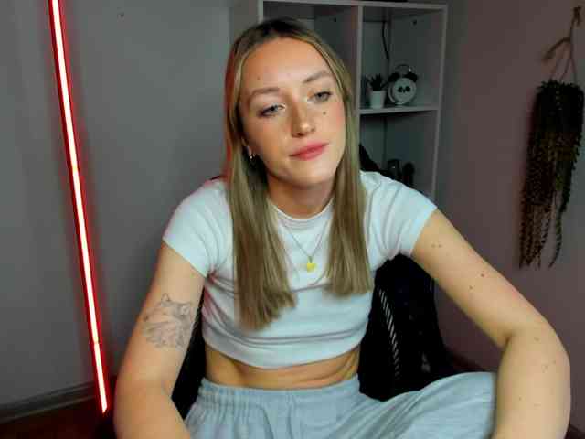 EvelynBlond26 webcam