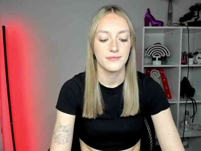 EvelynBlond26 webcam