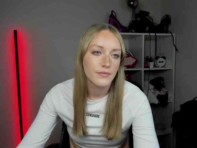 EvelynBlond26 webcam