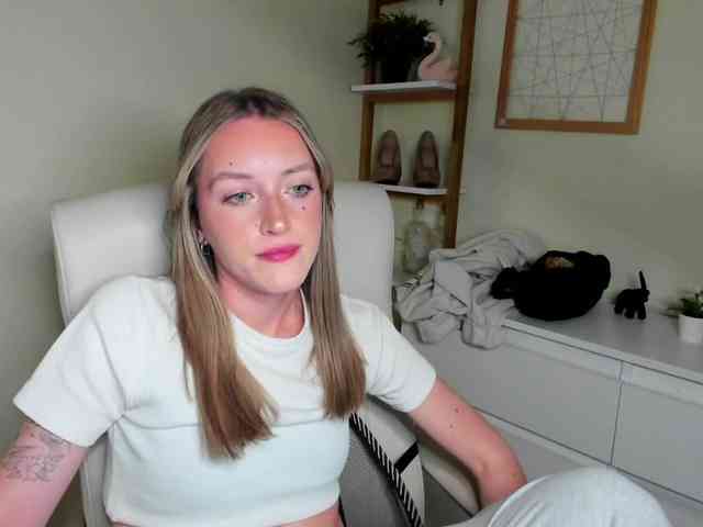EvelynBlond26 webcam