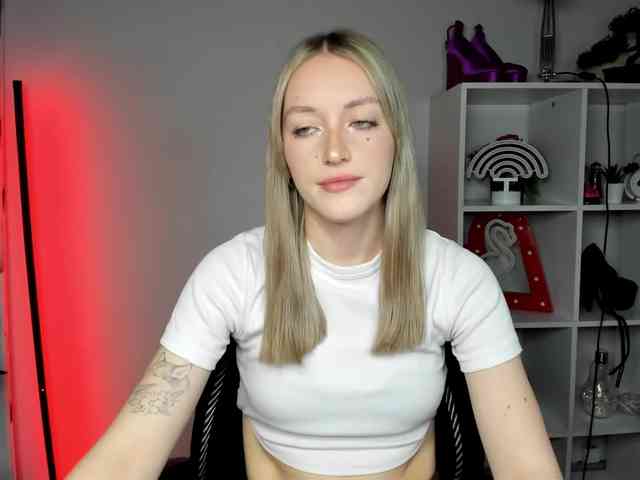 EvelynBlond26 webcam
