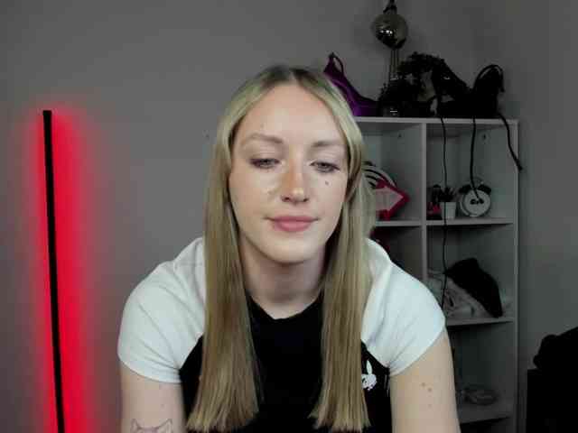 EvelynBlond26 webcam