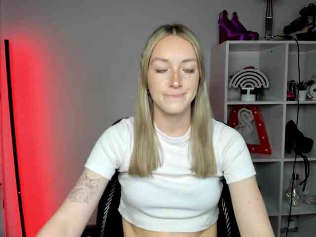 EvelynBlond26 webcam