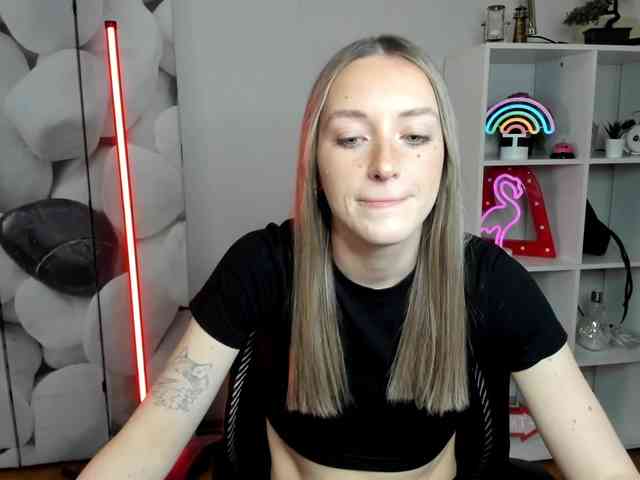 EvelynBlond26 webcam