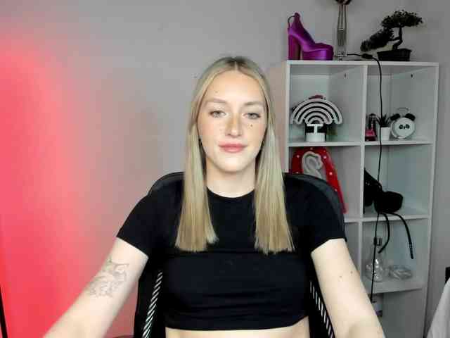 EvelynBlond26 webcam