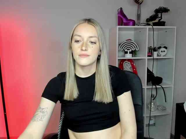 EvelynBlond26 webcam
