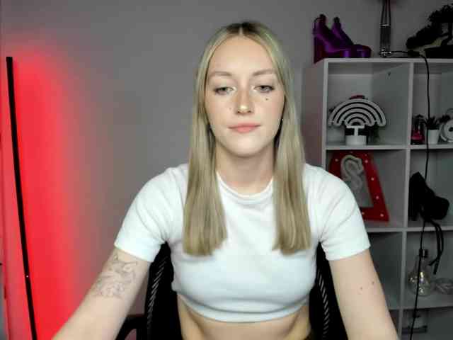 EvelynBlond26 webcam