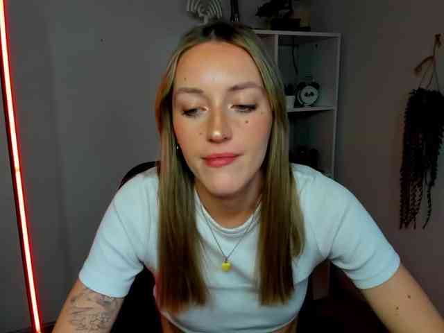 EvelynBlond26 webcam