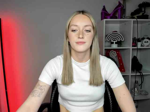 EvelynBlond26 webcam