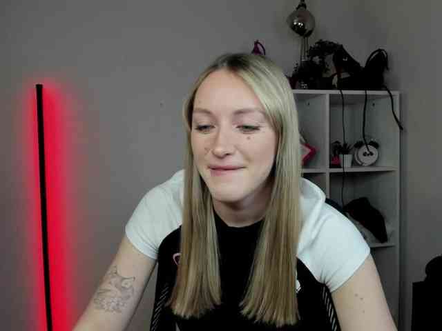 EvelynBlond26 webcam
