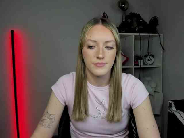 EvelynBlond26 webcam