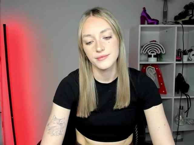 EvelynBlond26 webcam