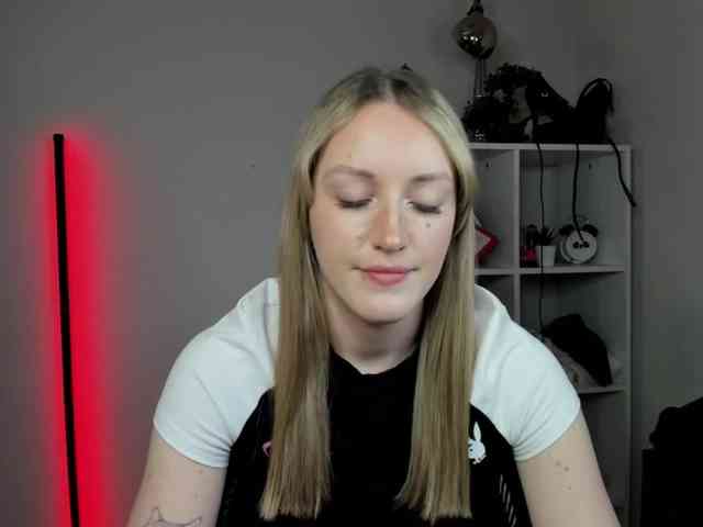 EvelynBlond26 webcam