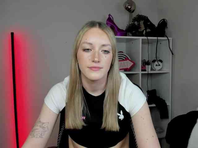 EvelynBlond26 webcam