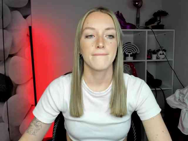 EvelynBlond26 webcam