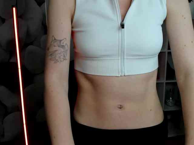 EvelynBlond26 webcam