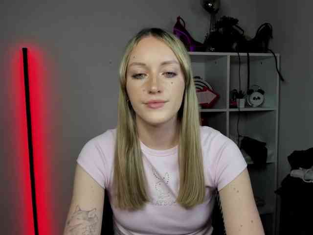 EvelynBlond Live Webcam on BongaCams
