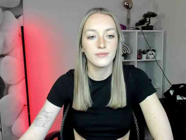EvelynBlond26 webcam