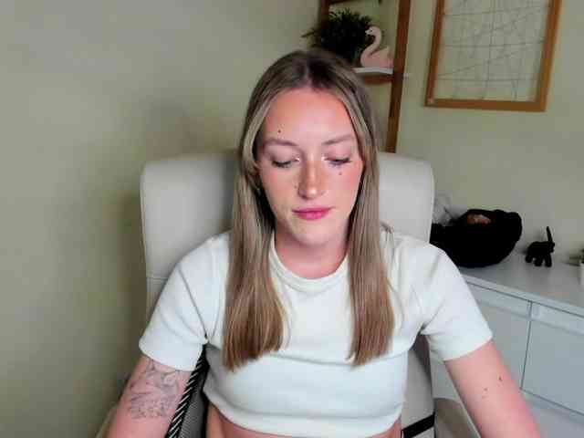 EvelynBlond26 webcam