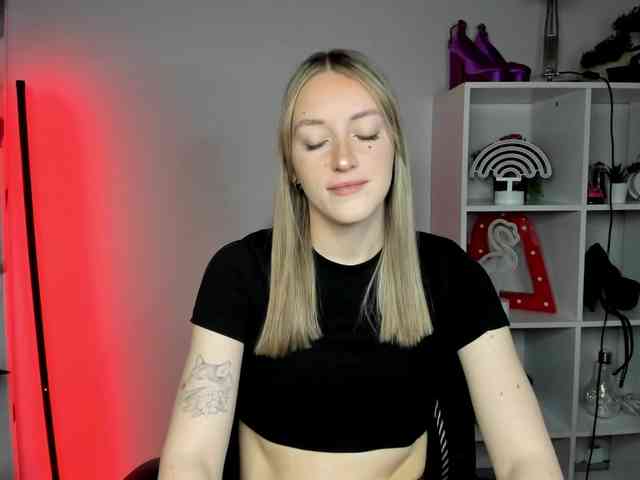 EvelynBlond26 webcam