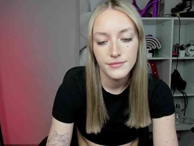 EvelynBlond26 webcam