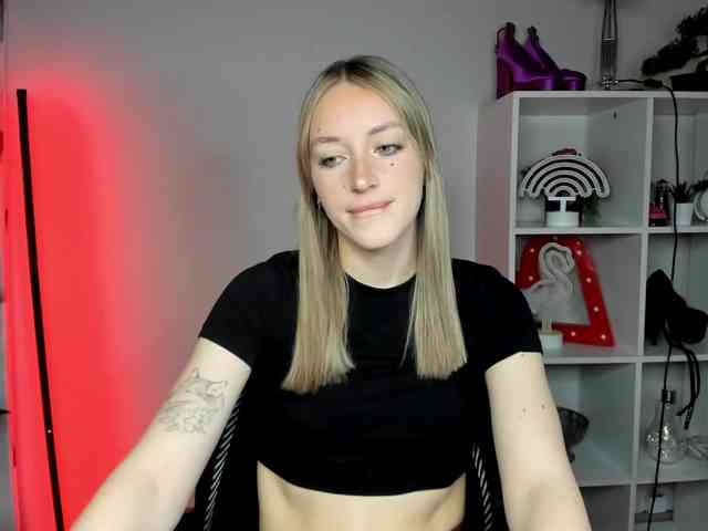 EvelynBlond26 webcam