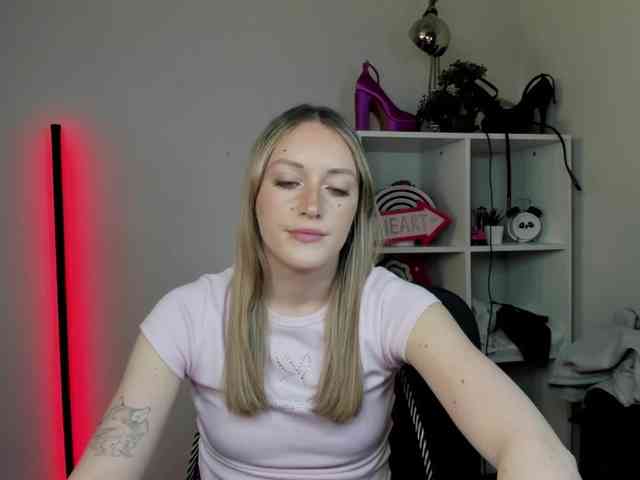 EvelynBlond26 webcam