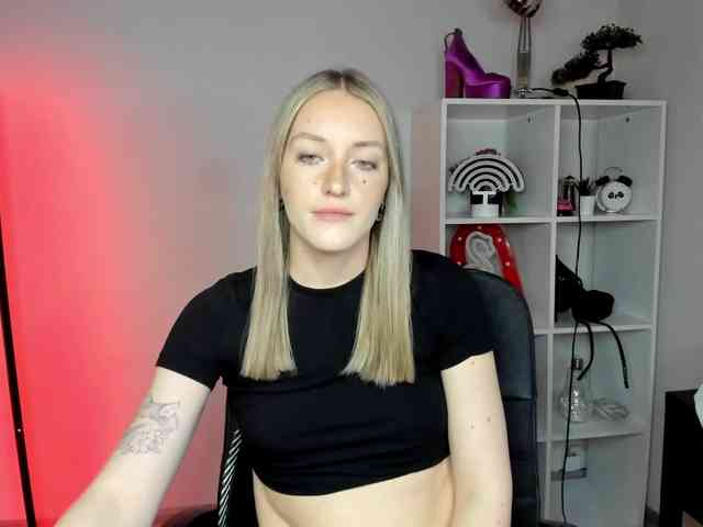 EvelynBlond26 webcam