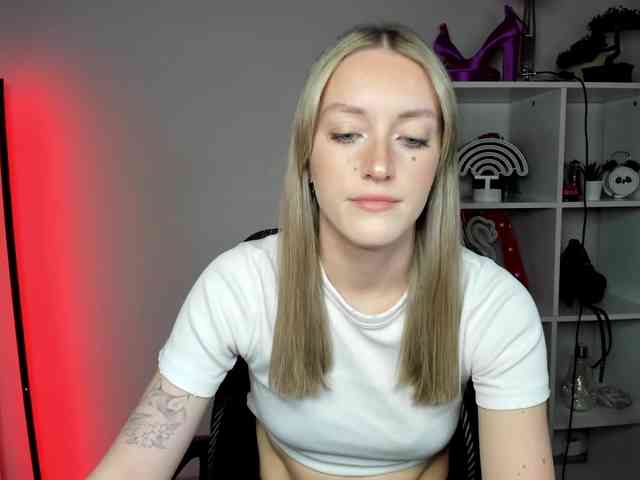 EvelynBlond26 webcam
