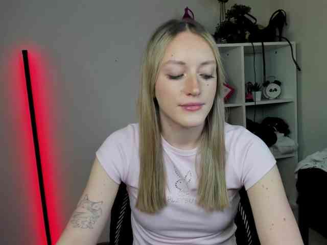 EvelynBlond26 webcam