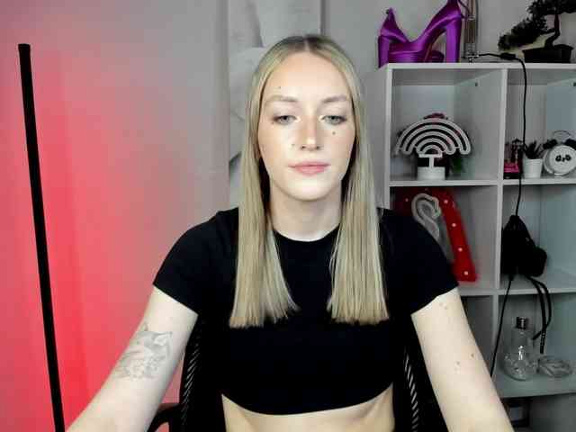 EvelynBlond26 webcam