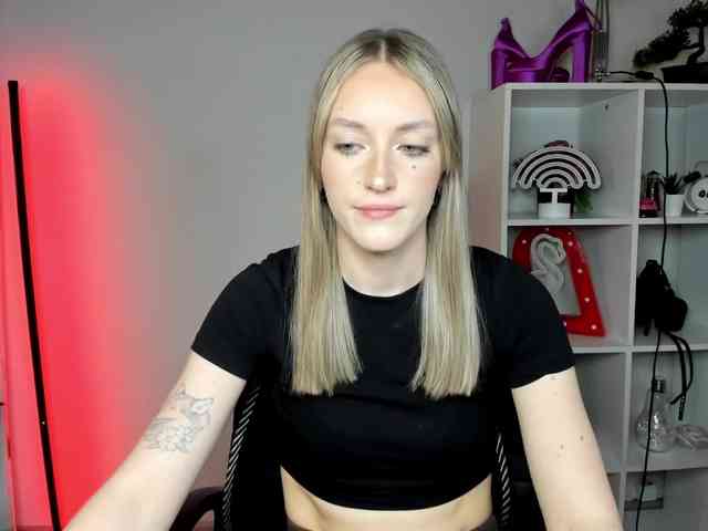 EvelynBlond26 webcam