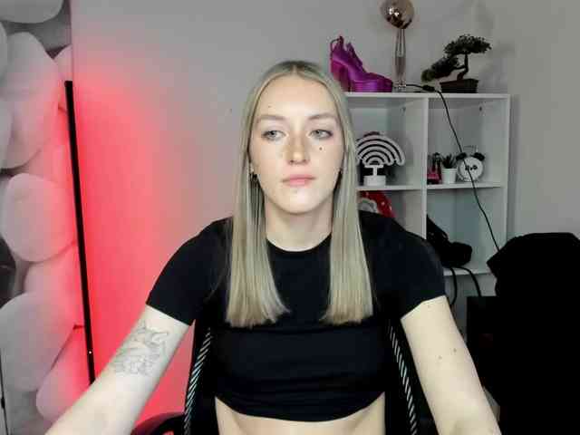 EvelynBlond26 webcam