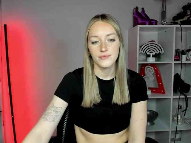 EvelynBlond26 webcam