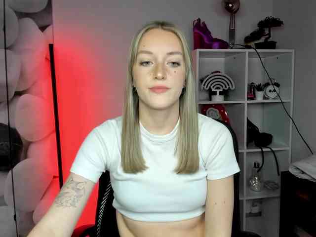 EvelynBlond Live Webcam on BongaCams