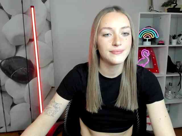 EvelynBlond26 webcam