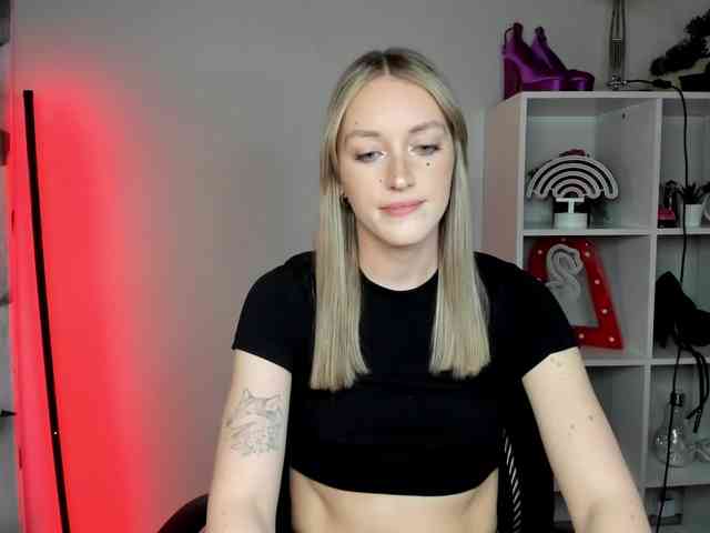 EvelynBlond26 webcam