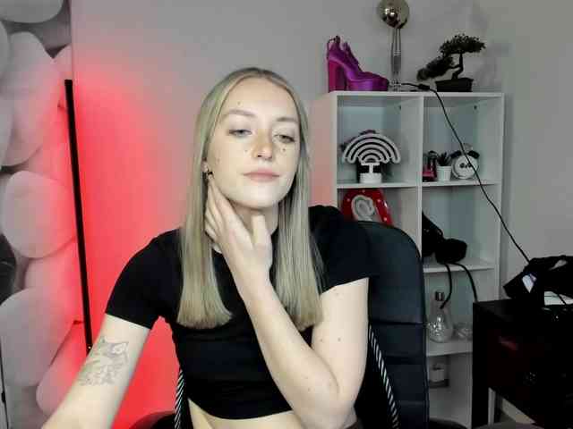 EvelynBlond26 webcam