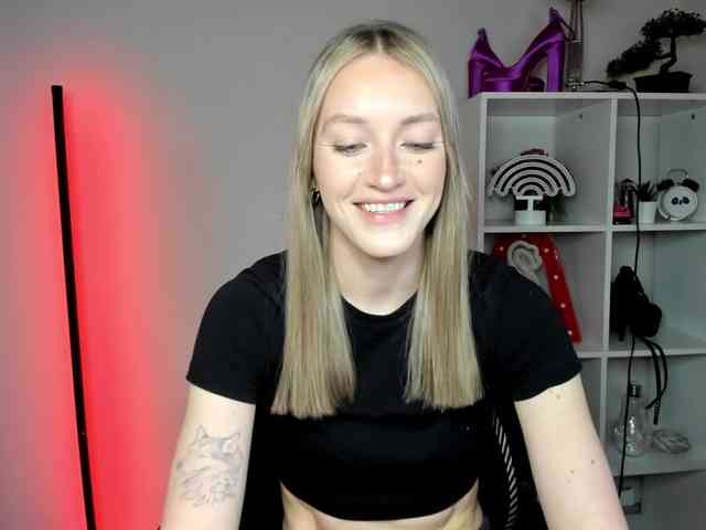 EvelynBlond26 webcam