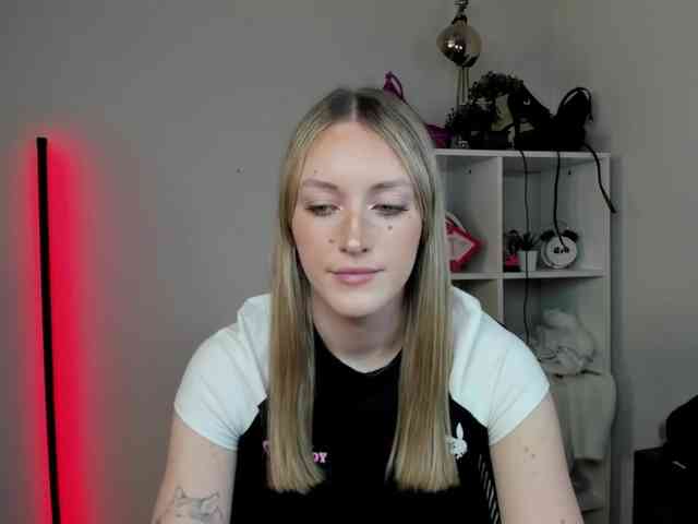 EvelynBlond26 webcam