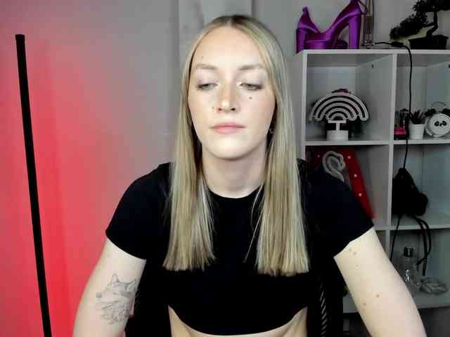EvelynBlond26 webcam