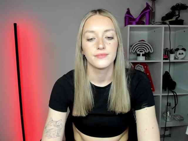 EvelynBlond26 webcam