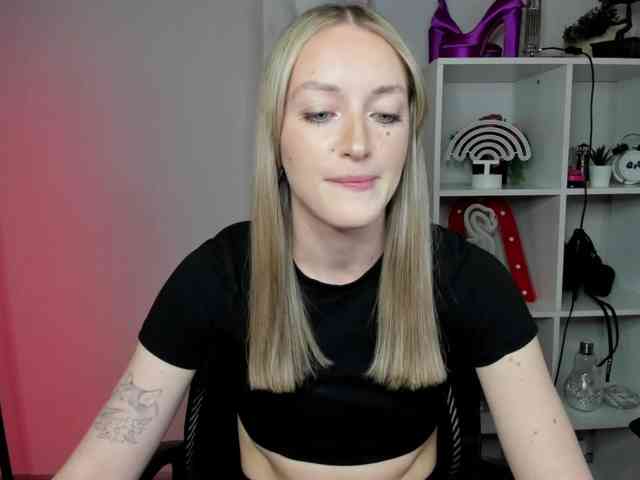 EvelynBlond26 webcam