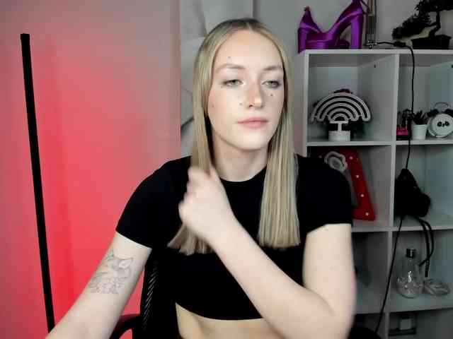 EvelynBlond26 webcam