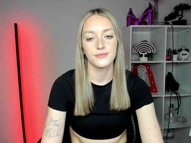 EvelynBlond26 webcam