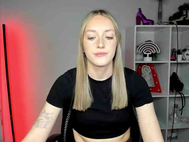 EvelynBlond26 webcam