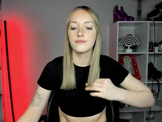 EvelynBlond26 webcam
