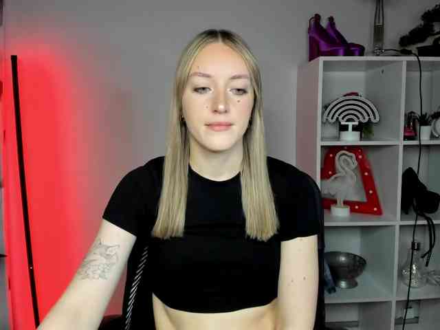 EvelynBlond26 webcam